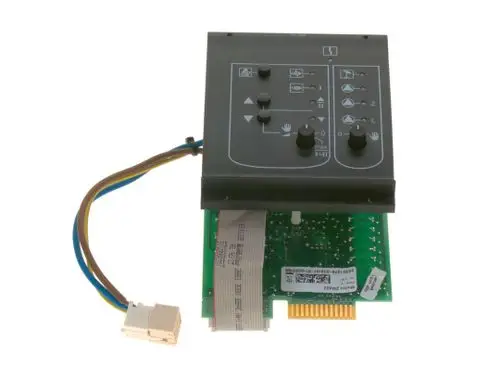 Modul von Bosch mit Bedienelementen und grüner Platine. Verbindungsleitungen sichtbar, mehrere Tasten und Regler auf der Oberfläche.
